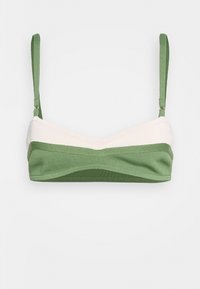 Bralette verde e creme com alças verdes ajustáveis, apresentando um tecido texturizado e um design horizontal em camadas em várias tonalidades de verde.