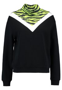 Suéter negro de mangas largas con un cuello tipo mock neck de chevron blanco y estampado de cebra en neón verde.