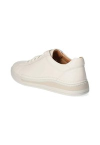 Baskets en cuir blanc avec un dessus lisse, bout arrondi, semelle beige texturée et détails de couture contrastants le long du côté.