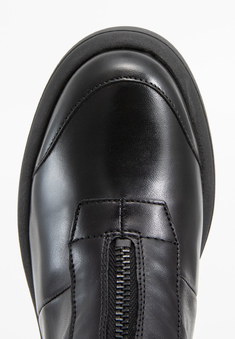 Schwarze Leder-Stiefelette mit runder Spitze, glatter Textur, seitlichem Reißverschluss und Gummisohle für Stabilität und Grip.