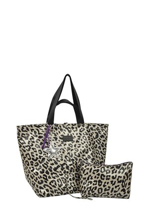 Bolso tote de estampado de leopardo con asas negras y un pequeño monedero a juego con cremallera, decorado con un llavero en forma de estrella plateada.