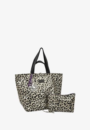 Bolso tote de estampado de leopardo con asas negras y un pequeño monedero a juego con cremallera, decorado con un llavero en forma de estrella plateada.
