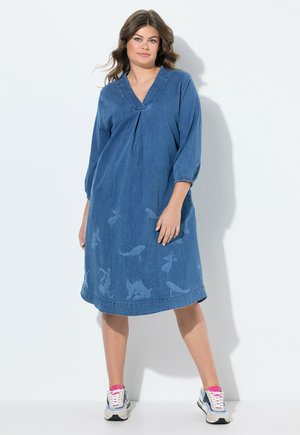 Denim-mekko, V-pääntie, kolmen neljäsosien hihat, rento malli, puolipitkä pituus, jossa on kevyitä eläinkuvioita helmaosassa, teksturoitu kangas.