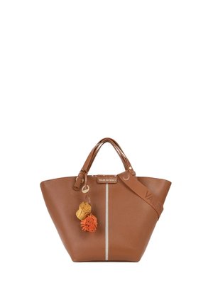 Sac à main en cuir marron Valentino avec doubles anses, bandoulière amovible et siglée, et deux pompons décoratifs suspendus à un anneau en or.