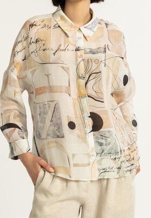 Blusa leggera e trasparente con motivi astratti in colori tenui, collo con risvolto, chiusura con bottoni, maniche lunghe e vestibilità comoda.