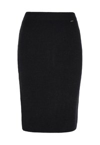 Schwarzer gerippter Strickbleistiftrock mit hoher Taille und kleinem Metalletikett nahe dem Bund, auf einem weißen Hintergrund.