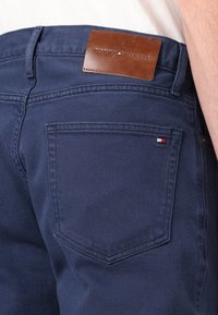 Tommy Hilfiger MERCER - Vaqueros rectos - admiral navy