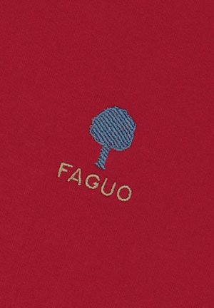 Roter Stoff mit glatter Textur, der ein blaues besticktes Baum-Logo über dem Wort "FAGUO" in Beige zeigt. Das Design ist einfach und klar.
