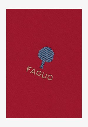 Roter Stoff mit glatter Textur, der ein blaues besticktes Baum-Logo über dem Wort "FAGUO" in Beige zeigt. Das Design ist einfach und klar.