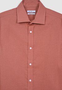 Camicetta di colore ruggine, dal taglio regolare, realizzata in tessuto testurizzato. Presenta un colletto a punta e cinque bottoni bianchi sul davanti.