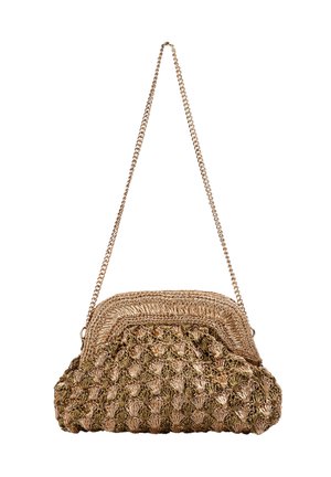 Bolso de mano de oro y bronce tejido con correa de cadena, cuerpo texturizado que presenta una base redondeada y una superficie decorada con un cierre de broche.