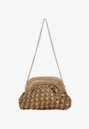 Bolso de mano de oro y bronce tejido con correa de cadena, cuerpo texturizado que presenta una base redondeada y una superficie decorada con un cierre de broche.