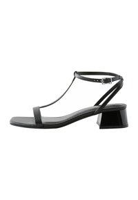 Musta sandaali, jossa on neliönmuotoinen kärki, ohut nilkkaremmi ja kiiltävä, paksu korko. Valmistettu sileästä materiaalista minimalistisella designilla.
