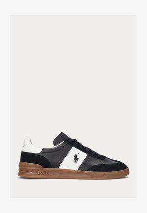 Baskets en cuir bleu marine et blanc avec des accents en daim, bout rond, semelle en caoutchouc plate et détail de logo sur le côté. Design léger.