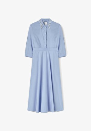 Lyseblå midikjole med trekvartærmer, knapper foran, taljesømme og blomsterperlebroderi på kraven.