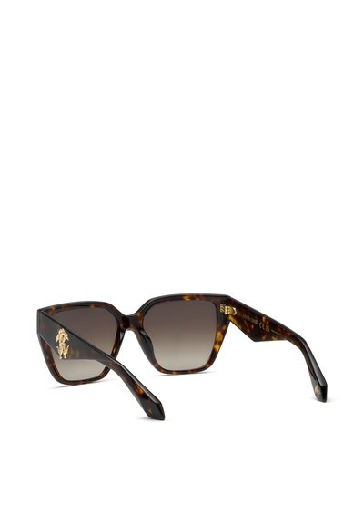 Lunettes de soleil carrées écaille avec verres dégradés foncés et logos décoratifs dorés sur larges branches sur fond blanc.