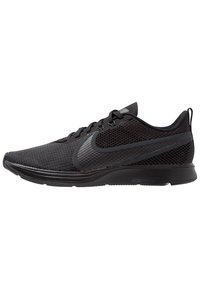Chaussures de sport noires avec un dessus en maille, motif texturé et accents synthétiques. Présente une semelle épaisse et un bout arrondi pour le soutien.