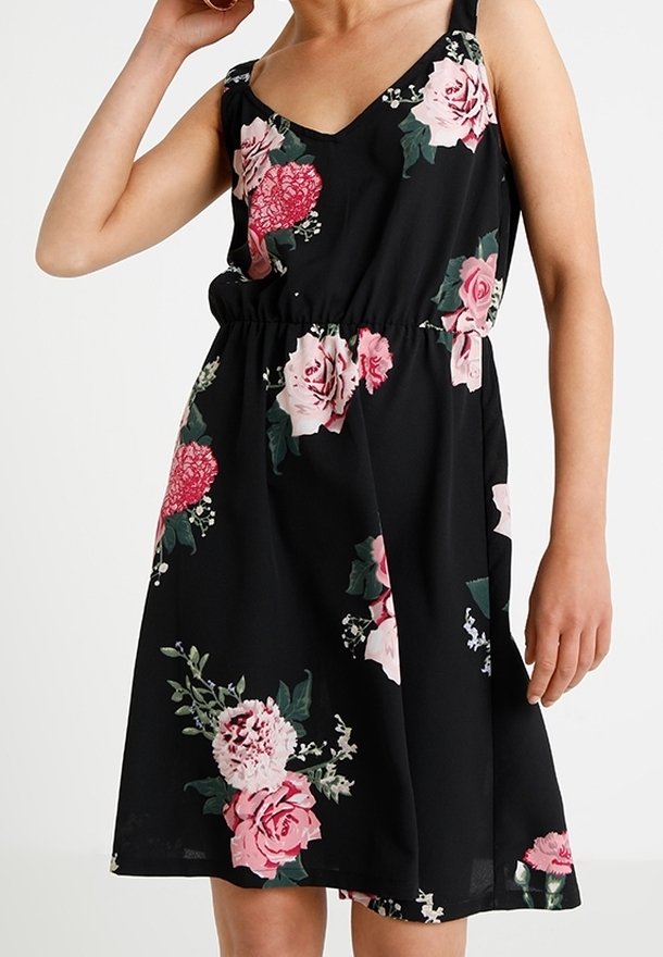 Černé šaty s výstřihem do V a tenkými ramínky. Mají květinový vzor v růžové a zelené barvě. Elastický pas pro pohodlné nošení, délka ke kolenům.