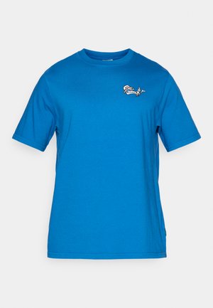 Maglietta in cotone blu con maniche corte, caratterizzata da un piccolo design ricamato sul petto. Tessuto liscio, colletto a girocollo, vestibilità standard.