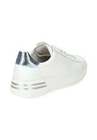 White sneaker made of smooth leather, featuring a metallic snakeskin-patterned heel and silver accents on the sole for added detail.