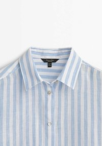 Ljusblå och vit vertikalt randig skjorta med krage och två synliga knappar, tillverkad av lättviktig tyg.