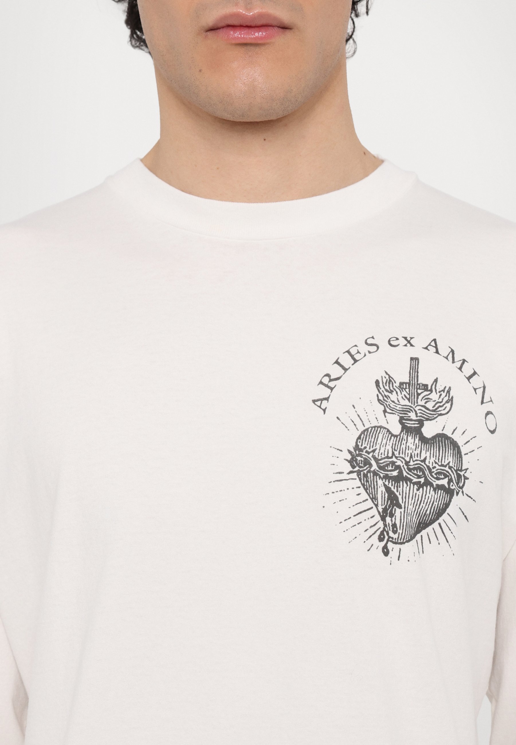 【関送無料】 Aries Faded Aries Ex Amino ロゴ Tシャツ Aries Faded Aries Ex Amino SS Tee - Off White – Goodhood
