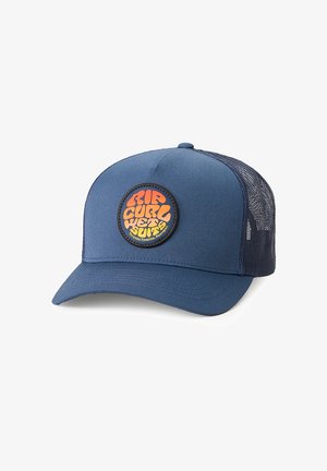 Gorra azul marino con un parche redondo que presenta texto de estilo retro en naranja y amarillo, paneles laterales de malla y visera curva.