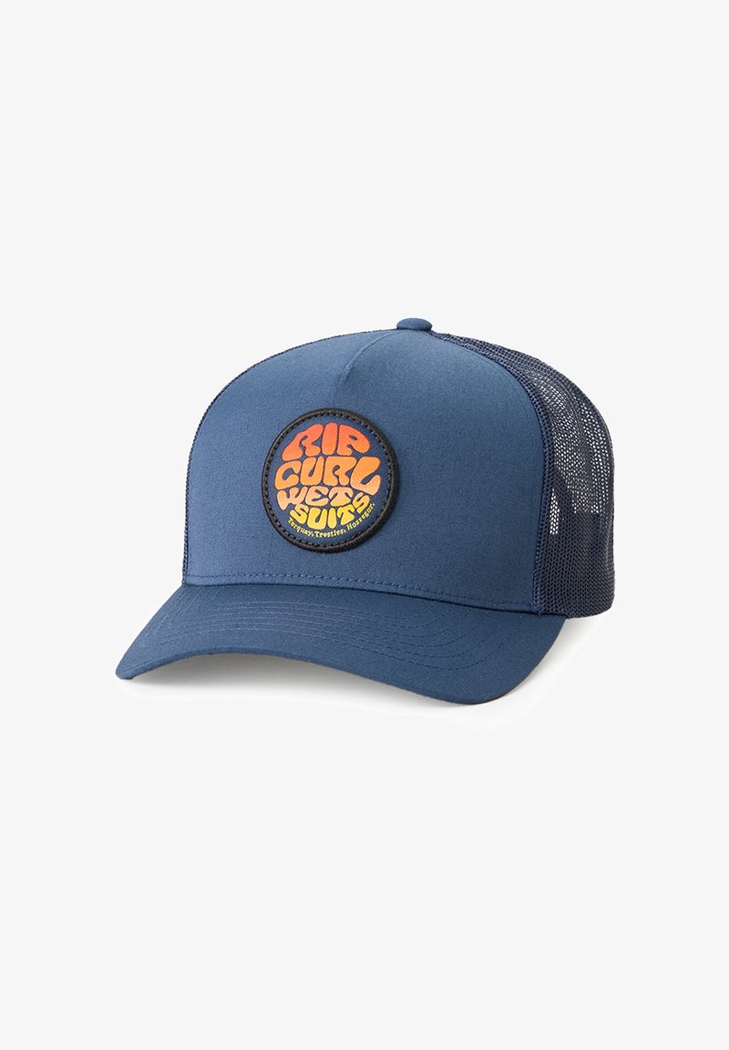 Gorra azul marino con un parche redondo que presenta texto de estilo retro en naranja y amarillo, paneles laterales de malla y visera curva.
