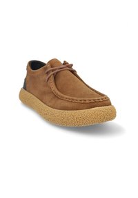 Zapatos casuales de ante marrón con puntera redondeada, cordones marrones, suela texturizada beige y un pequeño acento negro en el talón.