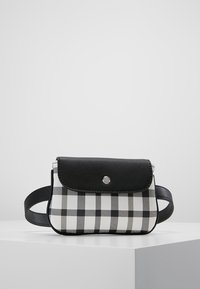 Borsa a scacchi bianca e nera con una patta e una tracolla in finta pelle nera liscia, dotata di una chiusura a scatto in argento e forma rettangolare.