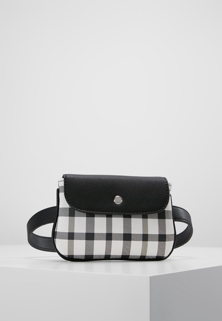 Borsa a scacchi bianca e nera con una patta e una tracolla in finta pelle nera liscia, dotata di una chiusura a scatto in argento e forma rettangolare.