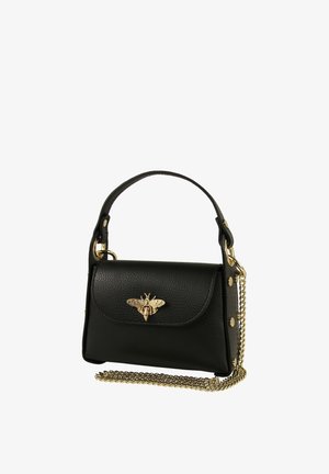 Sac à main en cuir noir avec une anse supérieure, orné d'une abeille dorée sur le rabat, de clous dorés sur les côtés, et doté d'une bandoulière chaîne dorée détachable.