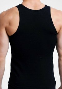 Débardeur sans manches noir, fabriqué en tissu coton, présentant une coupe ajustée et une texture lisse, mettant en valeur les épaules et le dos.