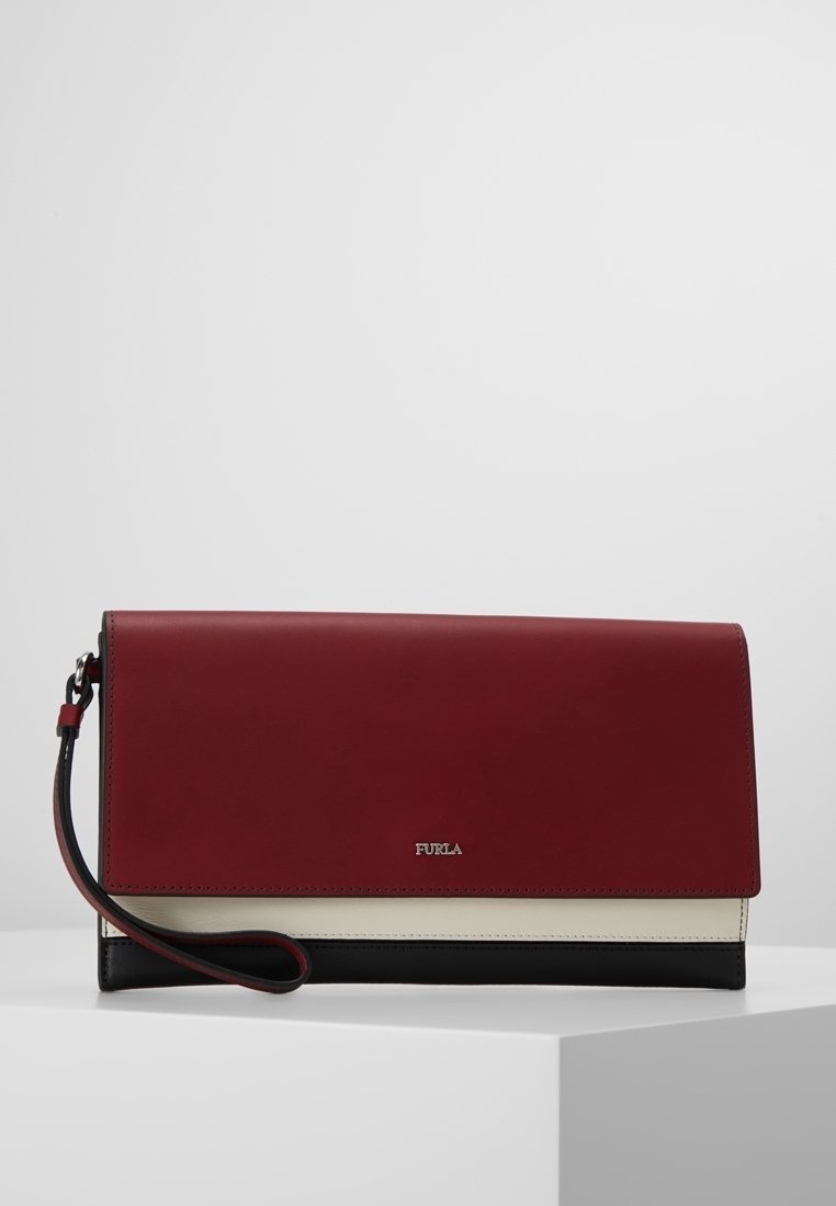 Rektangulær Furla clutch taske med håndledsrem, prydet med burgunder, cremefarvede og sorte horisontale farveblokke på en hvid pedestal.