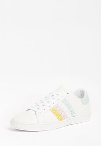 Sneaker bianco in pelle con strisce testurizzate gialle, rosa e blu. Presenta una suola in gomma bianca e un sistema di allacciatura. Fodera interna morbida.
