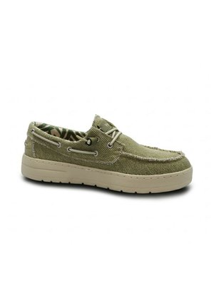 Scarpa da barca casual in tela verde oliva con suola in gomma beige, dettagli con lacci e fodera interna con motivo, mostrata di profilo.