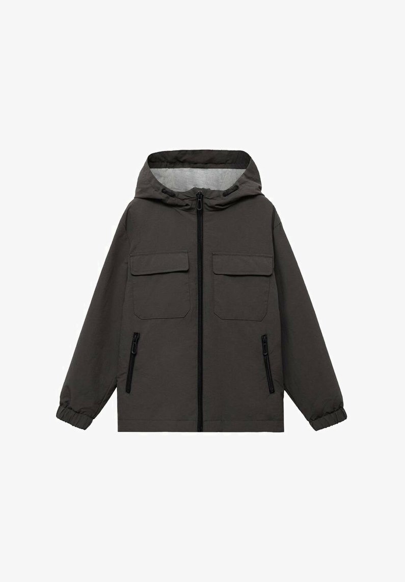 Giacca con cappuccio grigio scuro, dotata di zip frontale, due tasche sul petto e due tasche laterali con zip. Presenta polsini elasticizzati e una texture liscia.