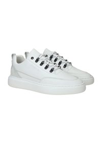 Witte leren sneakers met een gladde afwerking, voorzien van contrasterende zwarte oogjes, ronde veters en een grijs suède accent op de hak.