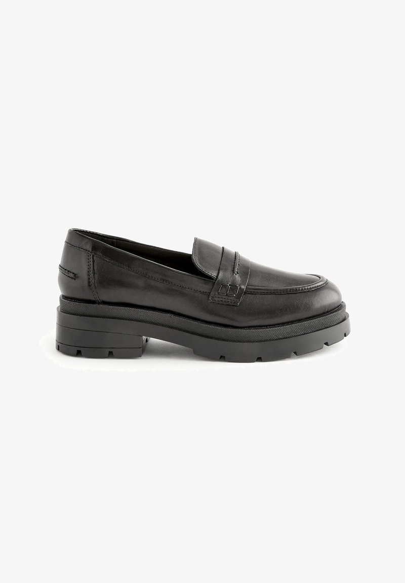 Mocassins en cuir noir avec un bout arrondi, des coutures décoratives et une semelle noire épaisse et texturée. Conçus avec un accent classique de sangle à pièce.