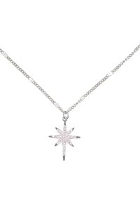 Collana in argento con pendente a forma di stella decorato con gemme rosa. Il pendente presenta raggi appuntiti e una finitura lucida.