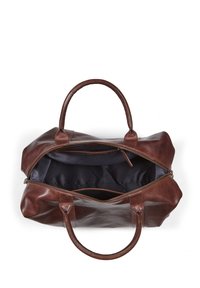 Bruine leren duffel bag met twee gestikte handvatten, ritssluiting en een donker stoffen interieur. Kenmerkt zich door een gladde textuur en minimale hardware.