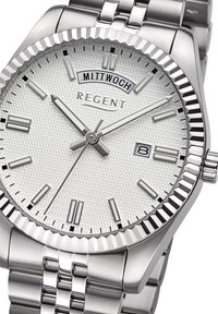 Montre en métal argenté avec un cadran blanc texturé, des index horaires, une fenêtre de date et une lunette polie ; elle est équipée d'un bracelet en acier inoxydable.