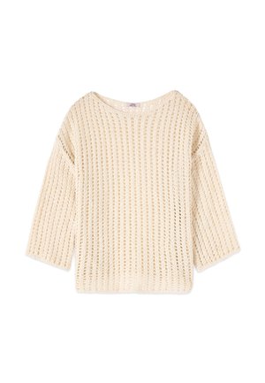 Beiger Strickpullover mit offenem Strickmuster, rundem Ausschnitt und dreiviertellangen Ärmeln, flach auf weißem Hintergrund liegend.