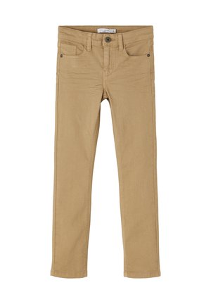 Tan-farvede slim-fit bukser med frontknap og lynlås, bæltestropper og design med fem lommer, lagt fladt på en hvid baggrund.