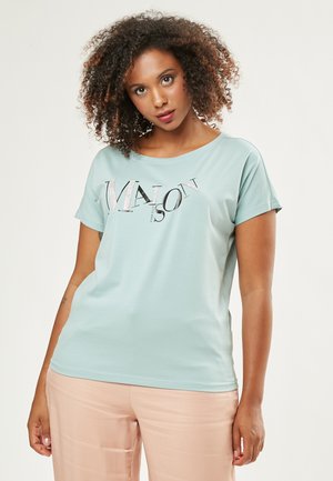 Helles blaues T-Shirt mit kurzen Ärmeln, das das Wort "MAISON" in schwarzem und silbernem Grafikdruck zeigt. Weicher, glatter Stoff mit lockerer Passform.