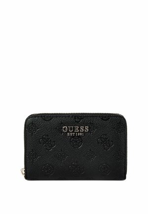 Portafoglio nero Guess con chiusura a zip, motivi in rilievo con logo, marchio Guess dorato e finitura in pelle testurizzata su sfondo bianco.