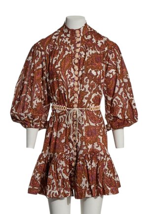 Vestido con mangas abullonadas y bajo con volantes, con estampado paisley en rojo y naranja, cuello alto, botones frontales florales y cinturón con cuentas.