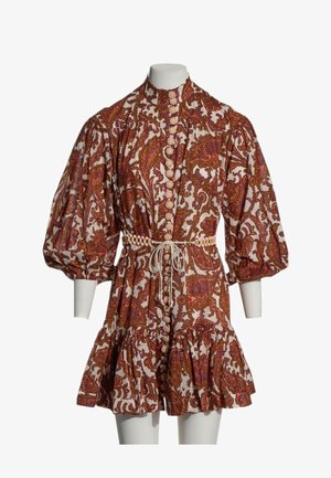 Robe avec manches bouffantes et ourlet à volants, motif cachemire rouge et orange, col montant, boutons floraux sur le devant et ceinture à nouer ornée de perles.