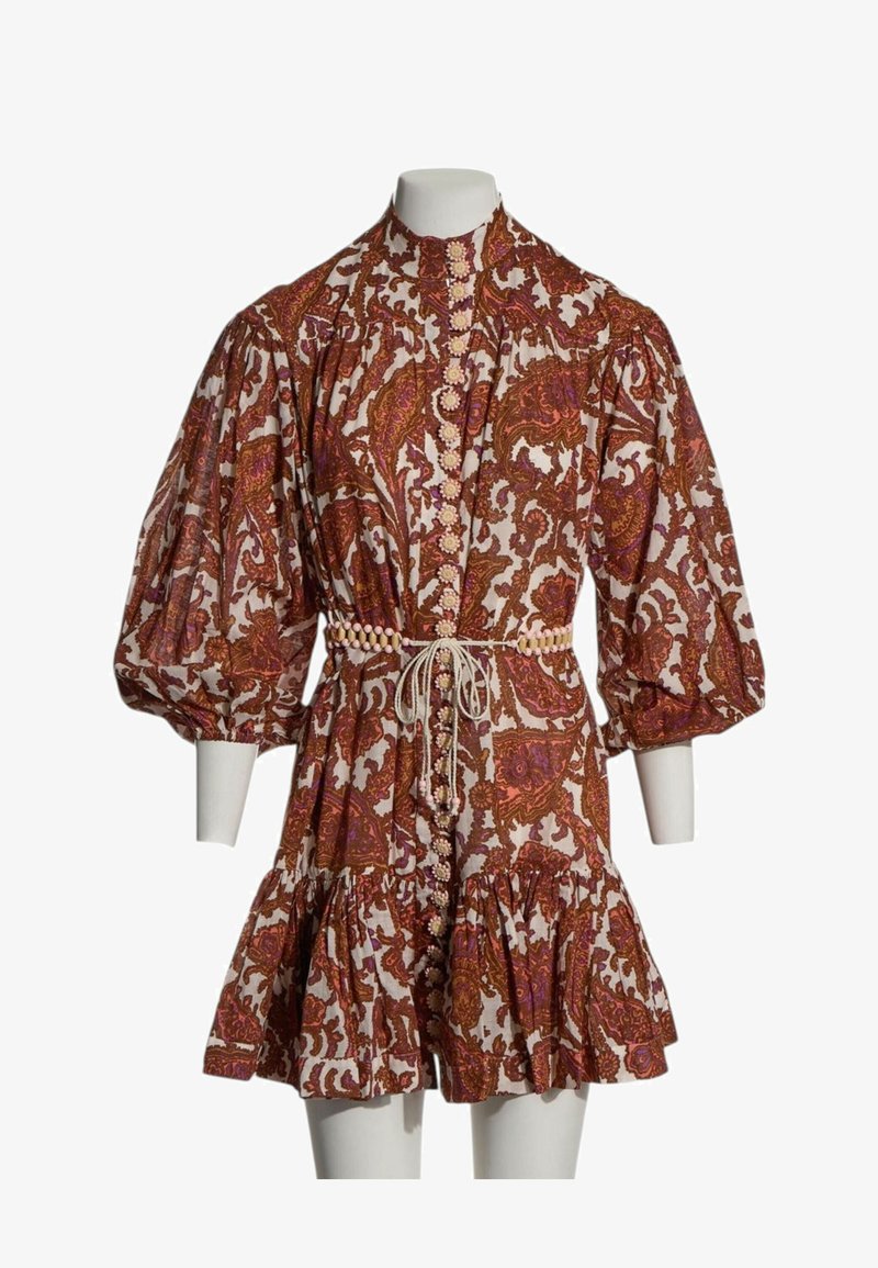 Robe avec manches bouffantes et ourlet à volants, motif cachemire rouge et orange, col montant, boutons floraux sur le devant et ceinture à nouer ornée de perles.