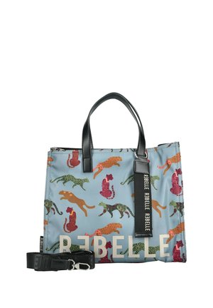 Blå totetaske med farverige leopardmønstre, sorte håndtag, aftagelig sort rem og stor hvid "REBELLE" tekst foran.